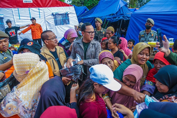 Datangi Tenda Pengungsian Gempa Cianjur, Bima Arya Lihat Semangat Anak-anak